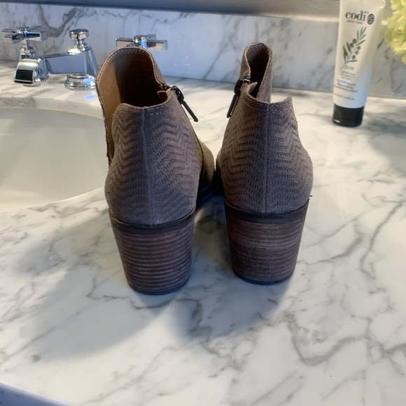 Women’s Lucky Brand Suede Booties - Picture 4 of 6